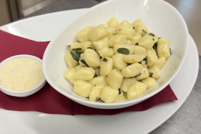 Gnocchi fatti in casa, burro e salvia